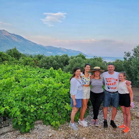 Izzy's Olive Garden Escape Apartman Orebić